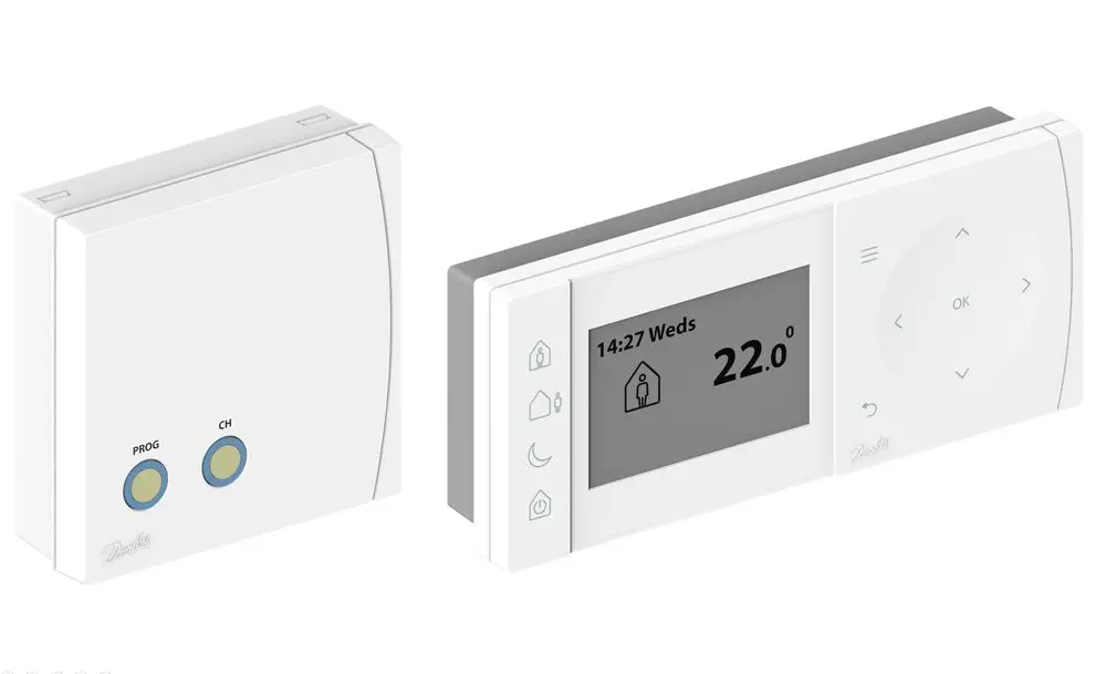 Weißes Danfoss Raumthermostat mit digitalem Display, Steuerknöpfen und zwei Tasten auf der linken Seite. Zeigt Temperatur und Uhrzeit an, mit Programmierungsoptionen.